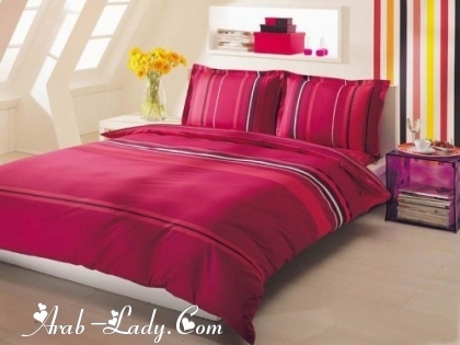 مفارش سرير باللون الأحمر ودرجاته