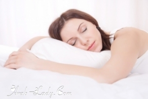 النوم على البطن السبب الرئيسي لترهله وظهور الكرش