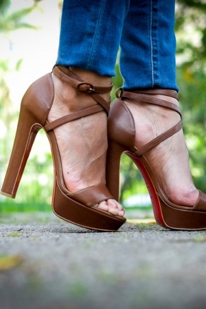 تشكيلة مميزة من الأحذية الصيفية لتدللي قدميك بنعومة 