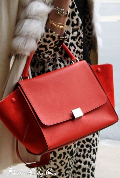 ميزي إطلالاتك الربيعية باختيار الحقيبة اليدوية باللون الأحمر