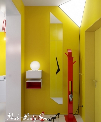 تصاميم لشقة صغيرة باللون الأحمر والأصفر والأبيض