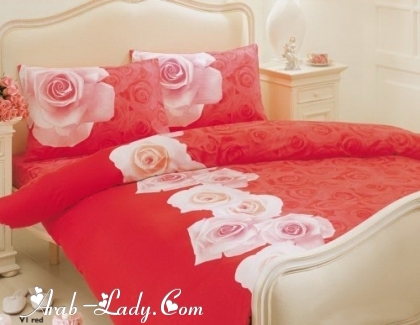 مفارش سرير باللون الأحمر ودرجاته