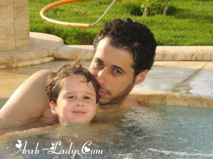 لاول مره أحمد السعدني ينشر صورته برفقة أولاده