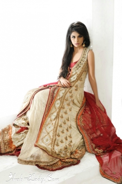 مجموعة من أزياء الساري الهندي بالألوان الترابية