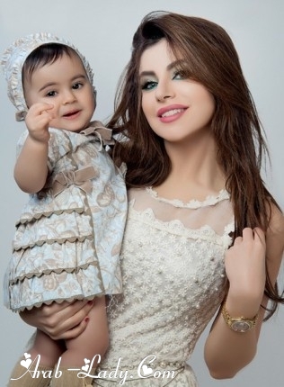 النجمات وبناتهن بأزياء متشابة فأي إطلالة كانت أجمل ؟ النجمات وبناتهن بأزياء متشابة فأي إطلالة كانت أجمل ؟