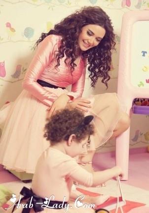 النجمات وبناتهن بأزياء متشابة فأي إطلالة كانت أجمل ؟ النجمات وبناتهن بأزياء متشابة فأي إطلالة كانت أجمل ؟