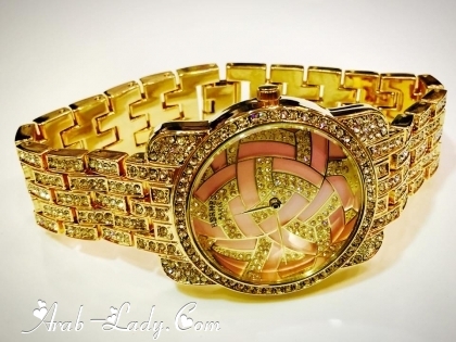تشكيلة عصرية من ساعات اليد الذهبية