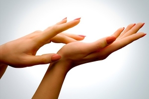 9 وصفات طبيعية  لمعالجة تجاعيد اليدين بفعالية...