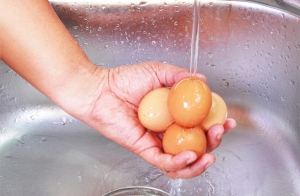 أضرار غسل البيض بعد الشراء التي قد تجهلونها