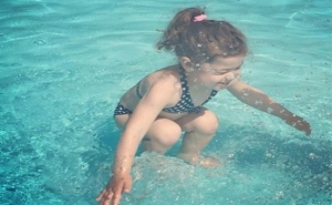 صورة تحيّر الملايين: هذه الطفلة فوق أو تحت الماء؟