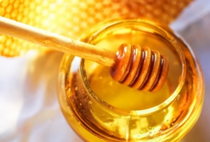 تركيبة القرفة والعسل لتوحيد لون البشرة