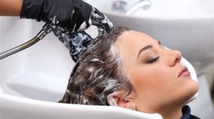 خطأ ترتكبه النساء أثناء غسل الشعر يُسبّب هذه المشكلة المزعجة
