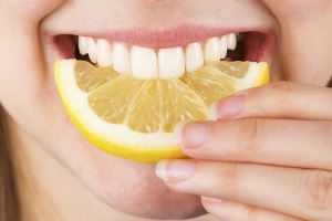 استخدام الليمون لتبييض الأسنان خطر