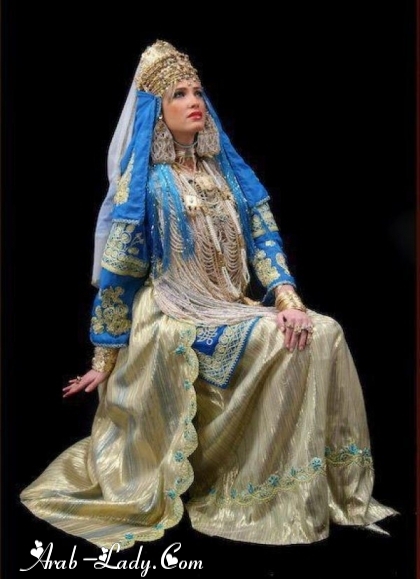 تشكيلة منوعة من اللباس الجزائري التقليدي بألوان زاهية