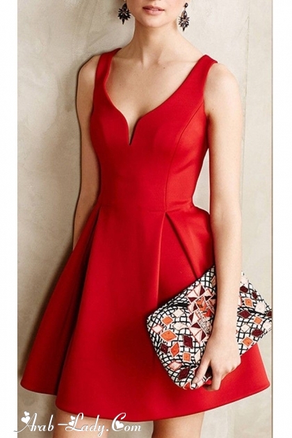 الأحمر يميز إطلالتك مع تصميم الفستان الصيفي الأنيق