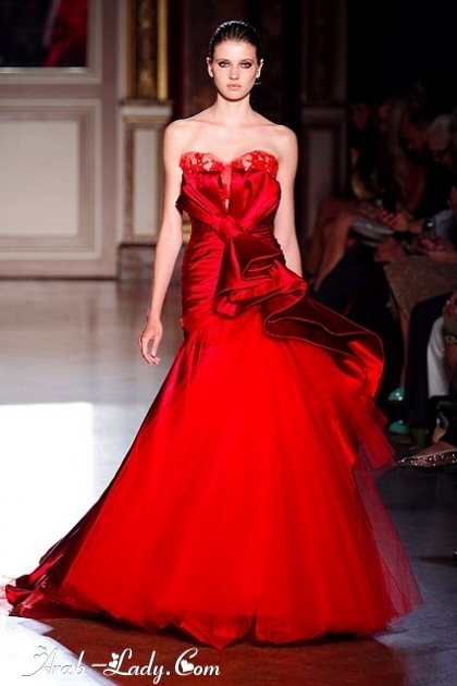 نعومة الأحمر تتلألأ في سماء عروض الأزياء الخاصة بفساتين السهرة 