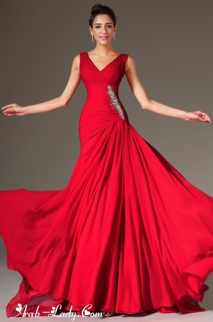 نعومة الأحمر تتلألأ في سماء عروض الأزياء الخاصة بفساتين السهرة 