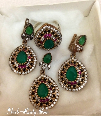 طرح باقات من المجوهرات التقليدية المستوحاة من مجوهرات حريم السلطان