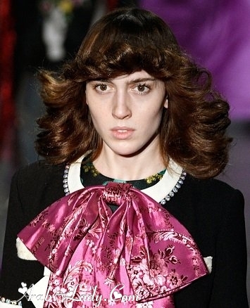 تصفيفات شعر العارضات فى عرض أزياء Gucci تصفيفات شعر العارضات فى عرض أزياء Gucci