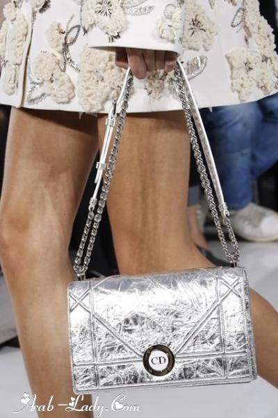 أناقة اللون الفضي اللامع تميز حقيبتك الربيعية لسهرات 2017