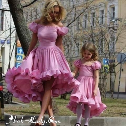 شاهدي أجمل إطلالات الأمهات مع بناتهن بنفس الفستان