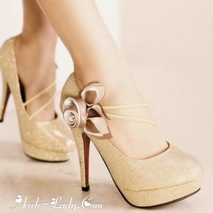 اللون الذهبي موضة مميزة في أحذية السهرة الصيفية 