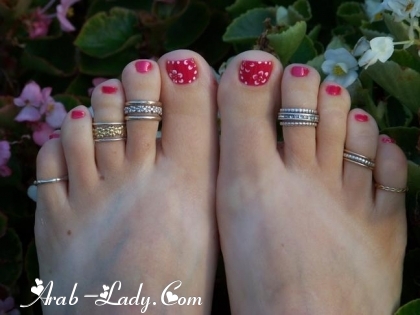 امنحي قدميك أناقة مثالية مع خواتم الأقدام الصيفية