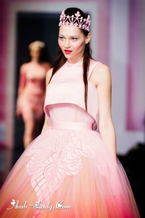 الوردي أناقة مثالية في مجموعات أزياء لنخبة من المصممين