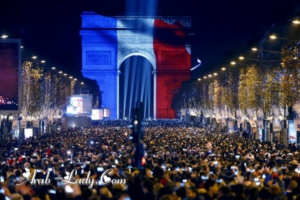شاهدي بالصور كيف استقبلت العاصمة باريس السنة الجديدة 2018