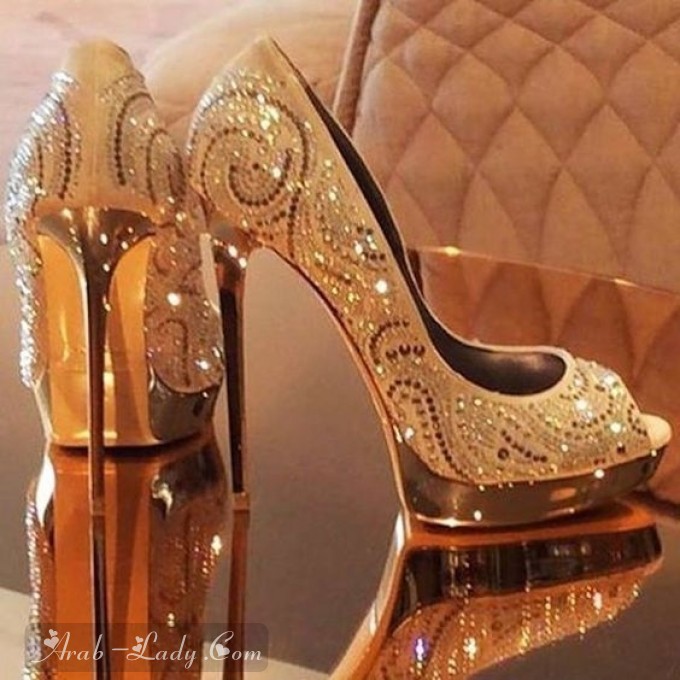 أحذية باللون الذهبي .. الفخامة والأناقة