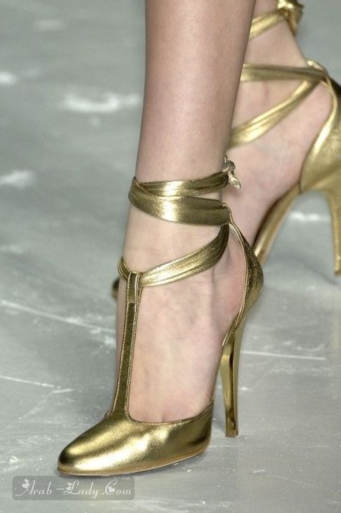 أحذية باللون الذهبي .. الفخامة والأناقة