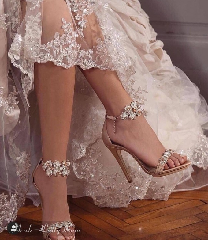 تنسيقات لاحذية العروس مع الفستان الابيض