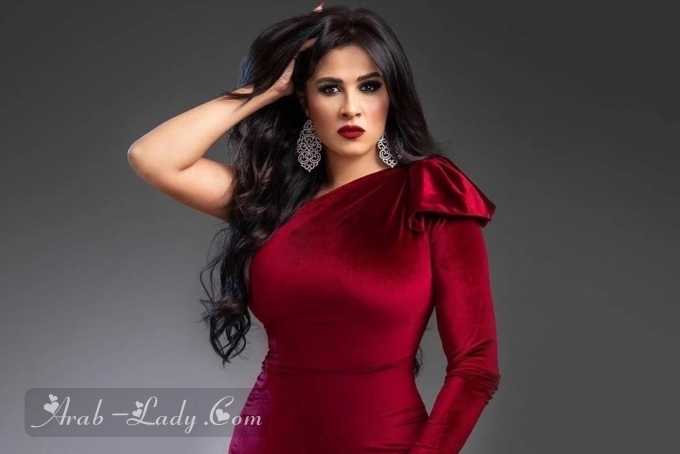 لوكات عصرية للفنانة ياسمين عبد العزيز !!