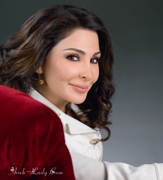 اليسا ملكة ما زالت تحافظ على تألقها وإطلالاتها الناعمة