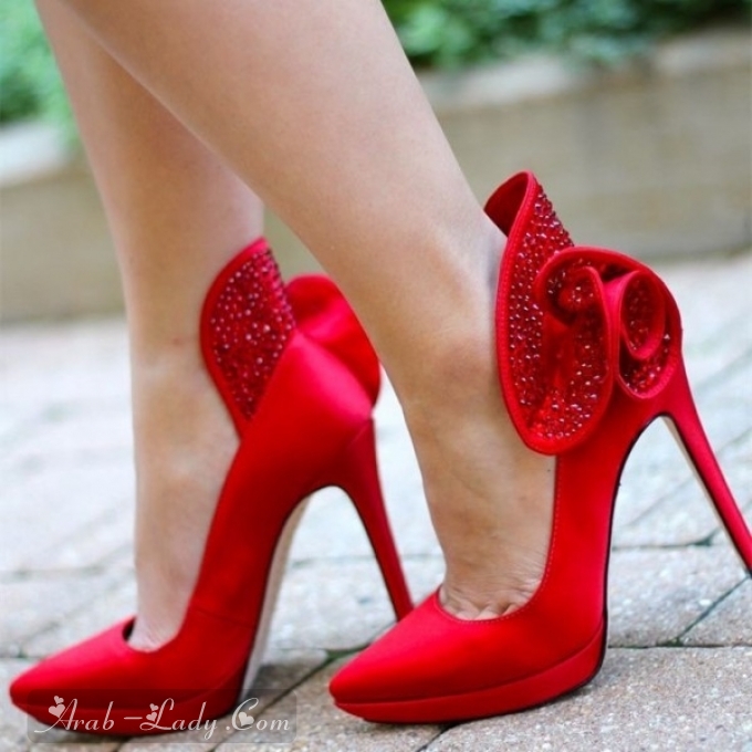 احذية كعب عالي باللون الأحمر 