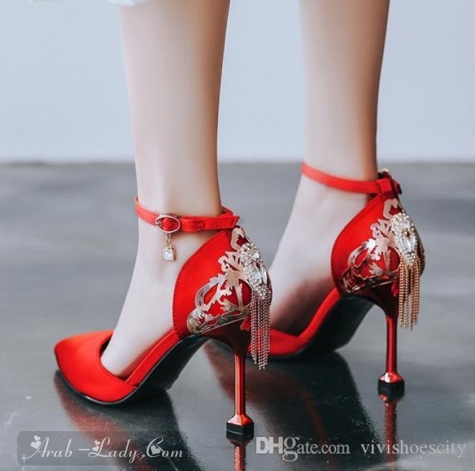 احذية كعب عالي باللون الأحمر