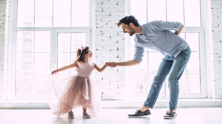طرق سهلة وبسيطة لتعزيز الرابط بين الأب وابنته