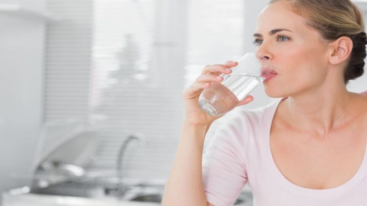 شرب الماء على معدة فارغة يخلصك من أمراض لا تخطر على بالك