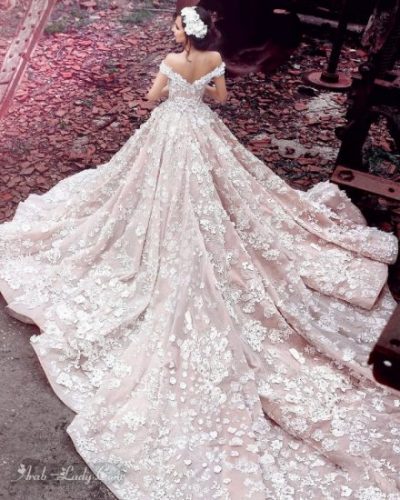 فستان زفاف رقيق