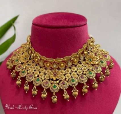 choker من الذهب