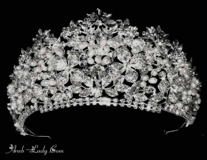تاج زفاف من اللؤلؤ مطلي بالفضة والذهب وأحجار الراين أحدث أشكال التيجان الملكية للعرائس