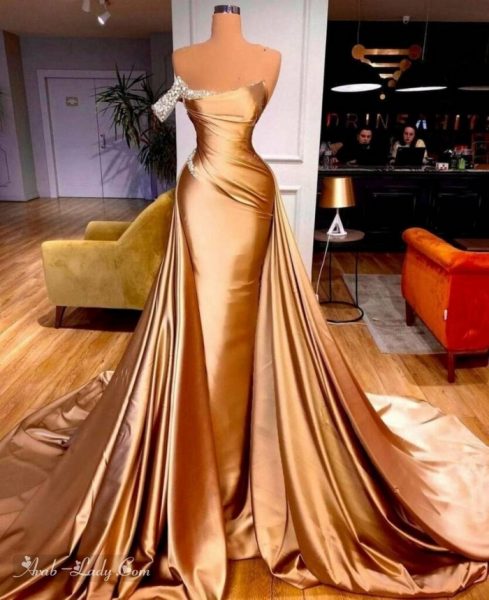 فستان باللون الذهبي طويل وضيق