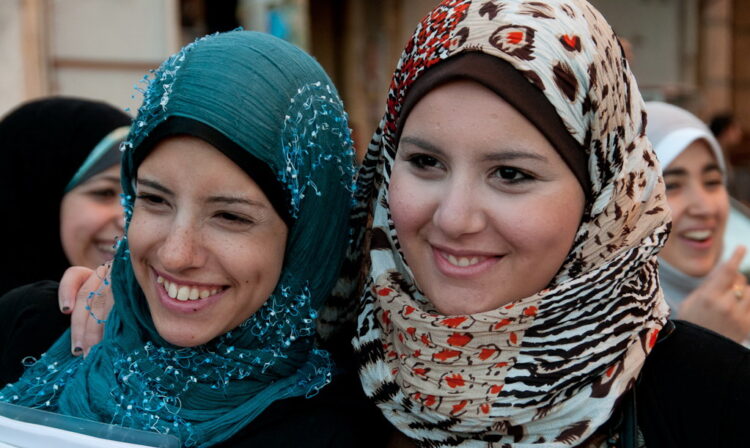 تحديات كبيرة تواجه المرأة العربية في المناطق النائية والفقيرة؟ كيف نتغلب عليها؟