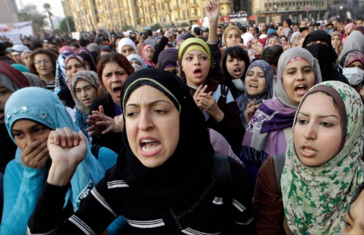 تحديات كبيرة تواجه المرأة العربية في المناطق النائية والفقيرة؟ كيف نتغلب عليها؟
