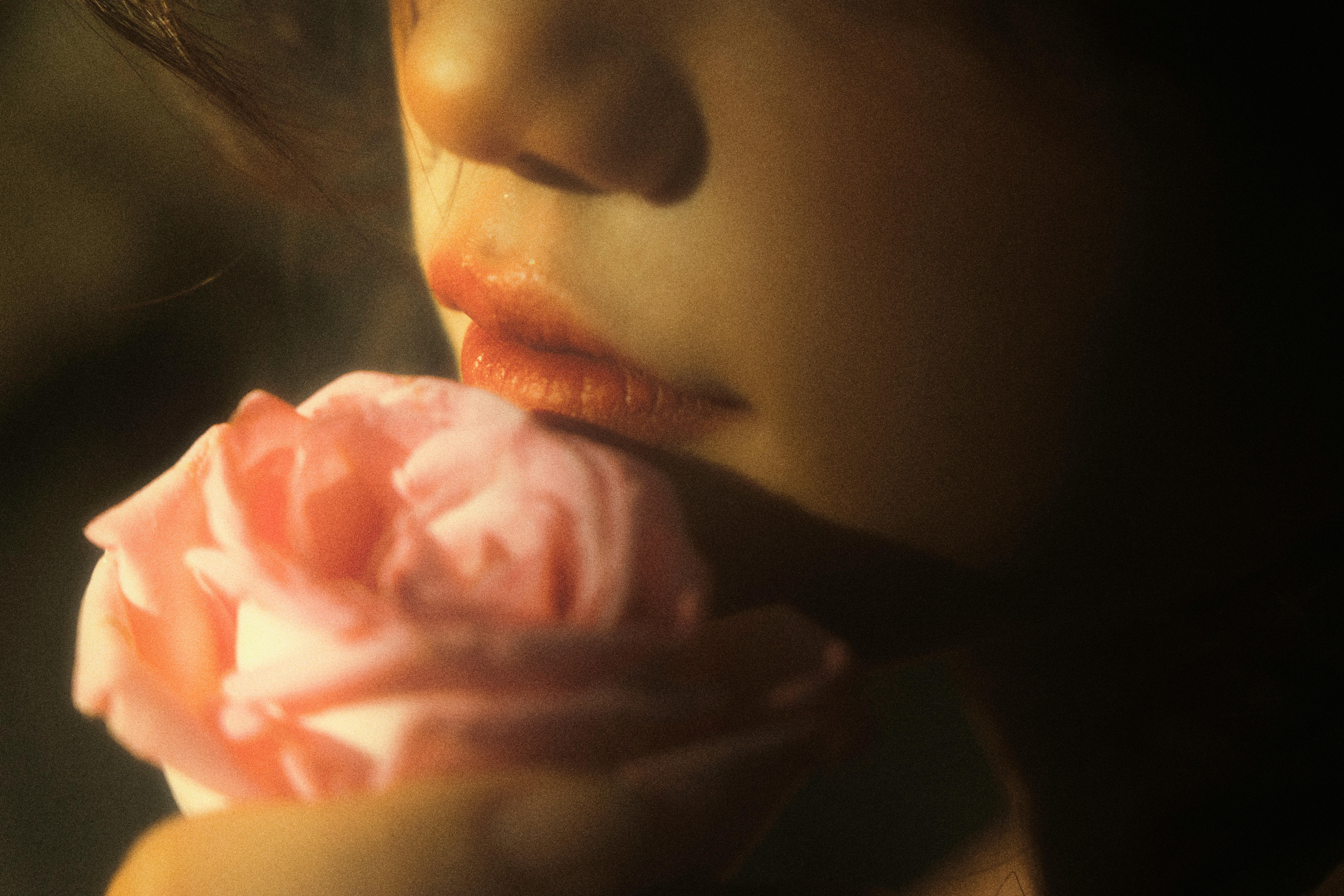 الدليل الشامل: أسرار ترطيب الشفاه وعلاج التشقق في الشتاء القارس